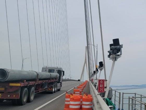 지난해 인천대교 중심부에 차를 세우기 어렵도록 설치한 플라스틱 드럼통. 자살 시도자가 정차할 때 추돌 사고를 피하기 위해 비상등을 켜는 행동에 착안했다.  강주안 기자