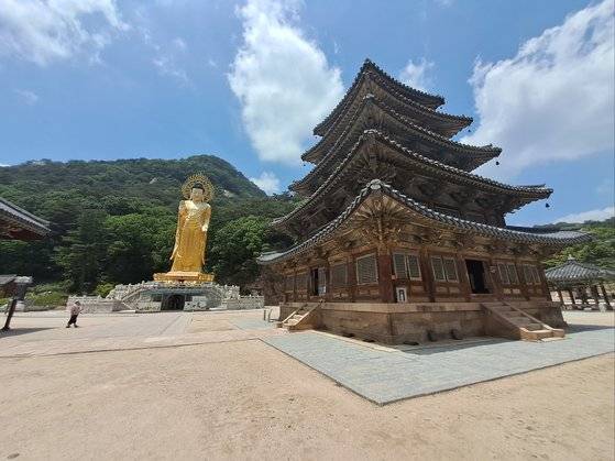 속리산국립공원에 있는 법주사 안에 있는 팔상전(오른쪽). 최종권 기자