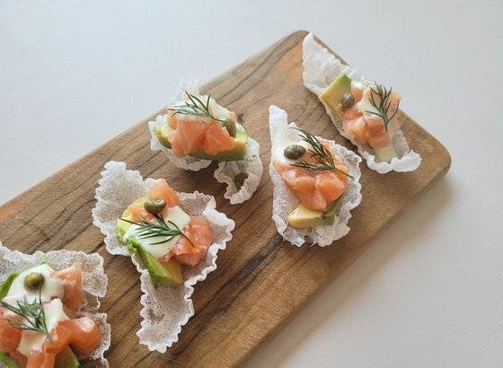 라이스페이퍼 위에 올리는 재료는 기호에 따라 바꿔도 좋다. 사진 신혜원