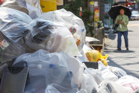5일 서울 서대문구의 한 주택가에 투명 페트병과 플라스틱 용기, 캔 등 재활용 쓰레기가 분리되지 않고 혼합배출 돼 있다. 사진 뉴스1