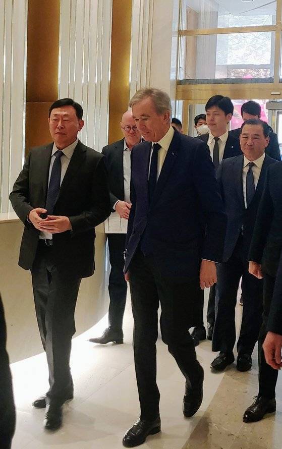 베르나르 아르노 루이뷔통모에헤네시(LVMH) 회장이 지난 3월 서울 송파구 잠실 롯데 에비뉴엘을 방문해 신동빈 롯데 회장과 신유열 롯데케미칼 상무를 만나 이동하고 있다. 연합뉴스