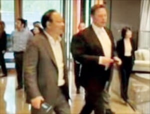 지난달 31일 중국을 방문한 일론 머스크 테슬라 최고경영자(CEO·오른쪽)가 쩡위췬 CATL 회장(왼쪽)과 만나 베이징의 한 호텔 로비를 걸어가고 있다. 트위터 캡처