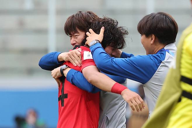 김은중 한국 20세 이하 축구대표팀 감독이 5일 아르헨티나 산티아고 델 에스테로 스타디움에서 열린 2023 국제축구연맹 U-20 월드컵 8강전 나이지라와 경기에서 연장 전반 결승골을 넣은 최석현을 안아주고 있다.   산티아고 델 에스테로 | 연합뉴스