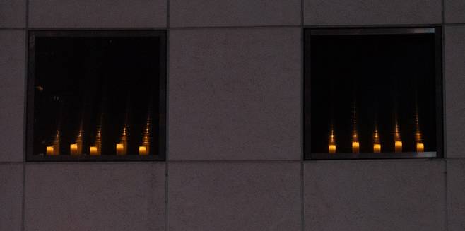 홍콩에 있는 미 총영사관 창문에 비친 시위 희생자들 추모 촛불 중국 톈안먼 민주화 시위 34주년인 지난 4일 홍콩에 있는 미국 총영사관 창문에 희생자들을 기리는 추모 촛불들이 켜져 있다. EPA연합뉴스