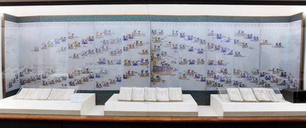 경남 통영시 명정동 충렬사에 전시된 이충무공전서 등 기록물. 벽면에 펼친 그림을 통해 이순신 함대의 위용을 짐작할 수 있다.