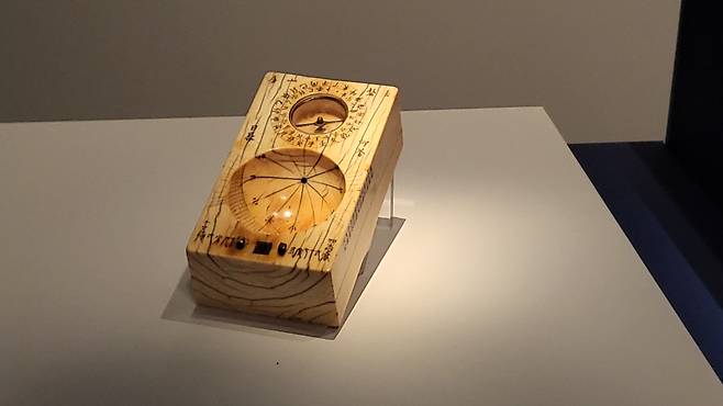 Portable "angbuilgu," which has a compass in the upper section, and a hemispherical dial in its lower section to to tell time. (Kim Hae-yeon/ The Korea Herald)