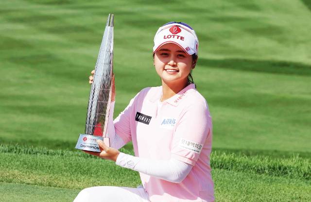 최혜진이 4일 인천 베어즈베스트 청라GC에서 열린 한국여자프로골프(KLPGA) 투어 롯데오픈에서 우승을 차지한 뒤 트로피를 들어보이고 있다. 최혜진은 2020년 11월 SK텔레콤·ADT캡스 챔피언십 이후 2년 7개월 만에 우승하는 기쁨을 맛봤다. KLPGA 제공