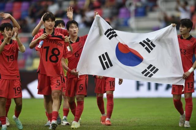 한국 선수들이 4일(현지시각) 아르헨티나 산티아고 델 에스테로 스타디움에서 열린 2023 국제축구연맹(FIFA) 20세 이하(U20) 월드컵 8강전에서 나이지리아를 물리친 후 태극기를 들고 기뻐하고 있다. AP뉴시스