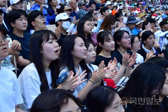 '빌리 그레이엄 전도대회 50주년 기념대회' 청소년 참석자들이 3일 서울 월드컵 경기장에서 손뼉을 치고 있다. 신석현 포토그래퍼