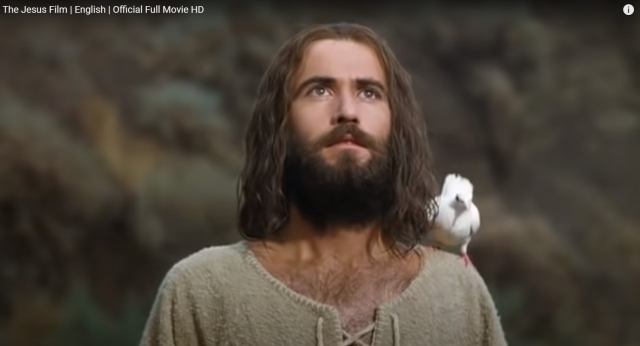 영화 '예수'의 한 장면으로 예수님이 요단강에서 세례요한에게 세례를 받은 후 성령이 비둘기 같이 내려오는 것을 나타내고 있다.    유튜브 캡처