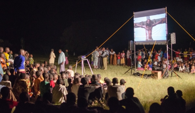 아프리카의 한 국가에서 지역 주민들이 예수 영화를 보고 있다.  CRU 홈페이지 캡처