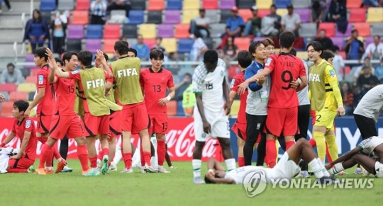 (산티아고 델 에스테로=연합뉴스) 4일(현지시간) 오후 아르헨티나 산티아고 델 에스테로 스타디움에서 열린 2023 국제축구연맹(FIFA) 20세 이하(U-20) 월드컵 8강전 한국과 나이지리아의 경기에서 1:0으로 승리를 거둔 대표팀 선수들이 기뻐하고 있다.