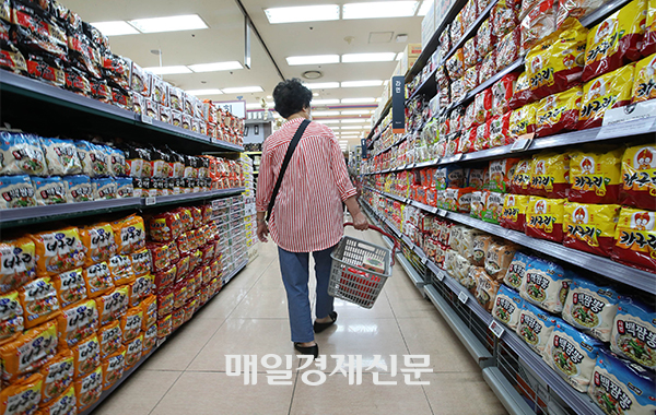 A customer walks through the ramyeon section at a mart in Seoul. [Photo by Lee Chung-woo]