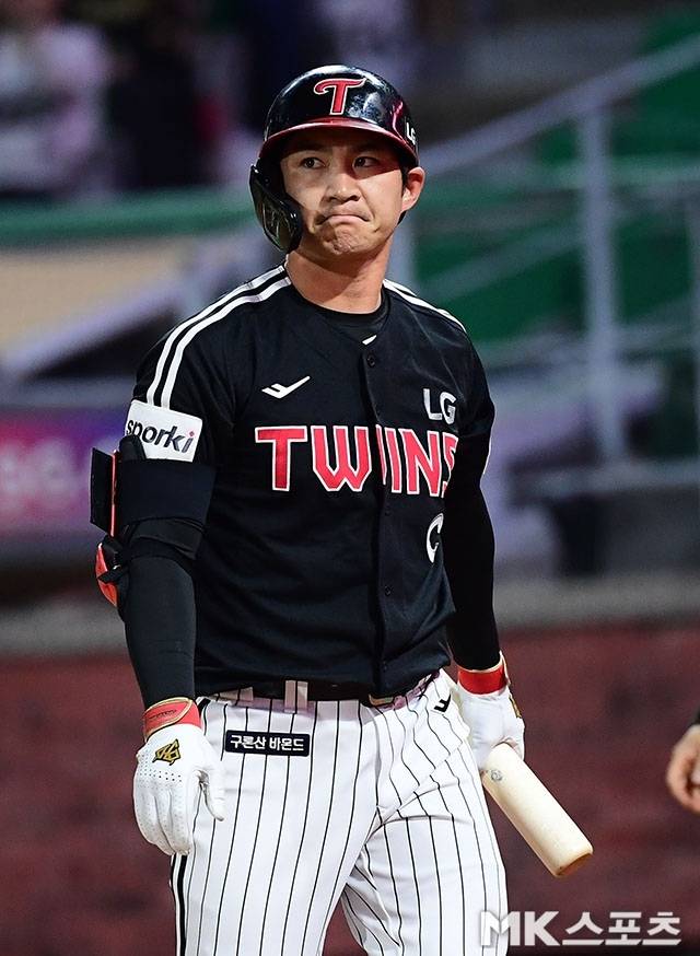 오지환은 공수에서 지난해와 비교해 훨씬 못미치는 성적을 기록하며 내년부터 시작되는 6년 124억원의 연장 계약에 불안감을 안겨주고 있다. 사진=김영구 기자