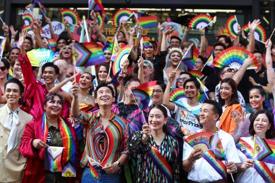 피타 림짜른랏(앞줄 왼쪽 세번째) 전진당 대표와 패통탄 친나왓(〃 네번째) 프아타이당 총리 후보 등이 4일 방콕에서 열린 성소수자 축제에 참석해 무지개 깃발을 흔들고 있다. 로이터 연합뉴스