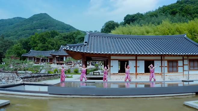 BTS방문으로 유명해지자 오성한옥마을이 유명해지자 앰비규어스 댄스컴퍼니가 이곳에서 한국관광 홍보영상을 찍어 세계적으로 대박을 냈다. 그리고 콜드플레이가 앰비규어스에 전격 협업을 요청해 성사됐다. 콜드플레이와의 협업은 앰비규어스가 BTS 보다 빠르다.