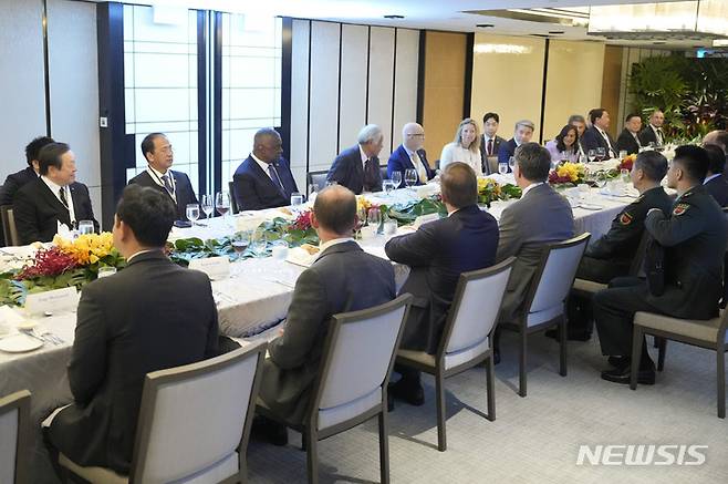 [싱가포르=AP/뉴시스] 리상푸 중국 국방부장(오른쪽에서 두 번째)과 로이드 오스틴 미 국방장관(왼쪽에서 세 번째)이 3일 싱가포르에서 진행 중인 제20차 국제전략문제연구소(IISS) 아시아안보회의(샹그릴라 대화) 기간 중 장관급 원탁회의에 참석하고 있다. 2023.06.05.