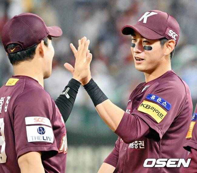 [OSEN=인천, 민경훈 기자] 키움 히어로즈가 길었던 SSG 랜더스전 연패에서 탈출했다. 키움은 4일 인천 SSG랜더스필드에서 열린 ‘2023 신한은행 SOL KBO리그’ SSG와의 경기에서 4-3 역전승을 거두며 주말 3연전 스윕패를 면했다. 3연패를 끊은 키움은 지난 시즌부터 이어진 SSG전 9연패를 마침내 끝냈다. 올 시즌 SSG전 첫 승리다. 최근 8경기 연속 안타를 이어가고 있는 이정후는 4타수 3안타 1홈런 1타점 1득점으로 활약하며 팀 승리를 이끌었다. 시즌 5호 홈런. 김혜성은 시즌 2호 홈런을 날리며 결승홈런의 주인공이 됐다. 임창민은 통산 100세이브를 달성했다.경기를 마치고 키움 이정후가 김휘집과 미소지으며 하이파이브를 하고 있다. 2023.06.04 /rumi@osen.co.kr