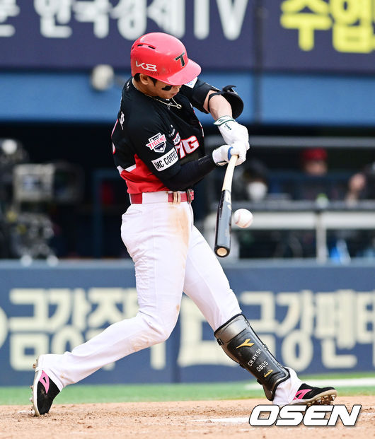 [OSEN=잠실, 지형준 기자] 30일 오후 서울 잠실야구장에서 ‘2023 신한은행 SOL KBO리그’ LG 트윈스와 KIA 타이거즈의 경기가 열렸다.8회초 2사 1루에서 KIA 박찬호가 중전안타를 날리고 있다. 2023.04.30 /jpnews@osen.co.kr