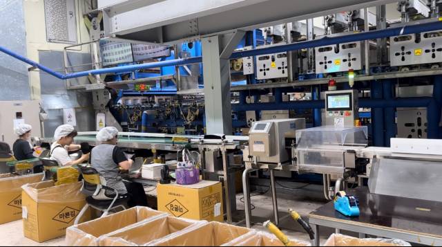 ▲목포대양산단 김 가공공장에서 근로자들이 작업하는 모습ⓒ목포시