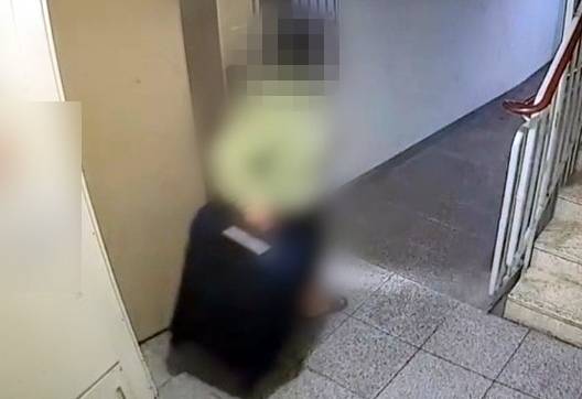 정유정이 여행용 가방을 끌고 자신의 집을 나서는 모습. 부산경찰청 제공