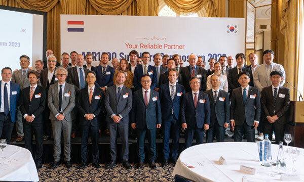 황주호(가운데) 한수원 사장을 비롯한 행사 참석자들이 기념 촬영을 하고 있다. 한수원 제공