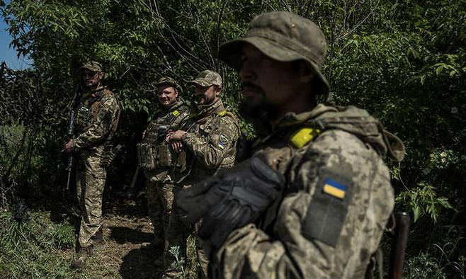 우크라이나 병사들이 4일(현지시간) 하르키우의 러시아 접경지 인근에 서 있다. 하르키우=로이터연합뉴스
