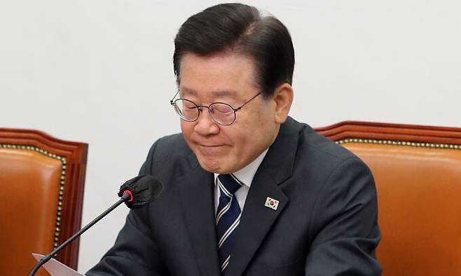 더불어민주당 이재명 대표가 5일 서울 여의도 국회에서 열린 최고위원회의에서 혁신기구 위원장에 이래경 다른백년 명예이사장을 선임하는 발표를 하고 있다. 뉴시스