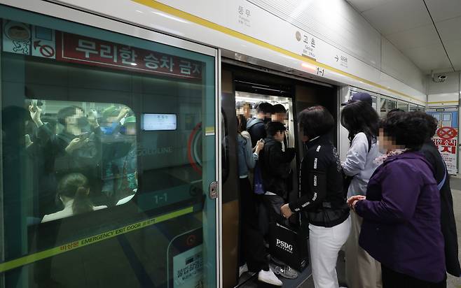 지난달 9일 오전 경기도 김포시 김포골드라인 고촌역에서 승객들이 탑승 시도를 하고 있다. ⓒ 연합뉴스