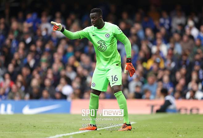 ▲ 첼시 주전 수문장 케파 아리사발라가(사진 첫 번째, 두 번째), 안드레 오나나 영입 가능성을 열어 두면서 에두아르 멘디(나머지 사진)가 떠날 가능성이 더 커졌다.