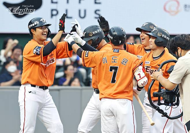 ▲한화 이글스 이진영이 홈런을 친 후 동료들과 기뻐하고 있다. ⓒ한화 이글스