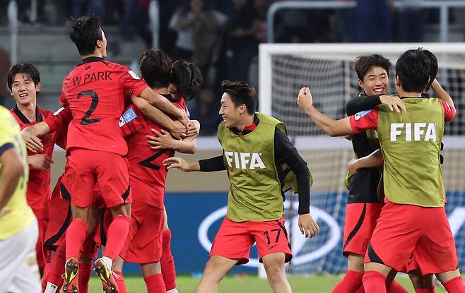 ▲ 김은중 20세 이하(U-20) 축구대표팀이 선배들의 큰 응원을 받고 있다