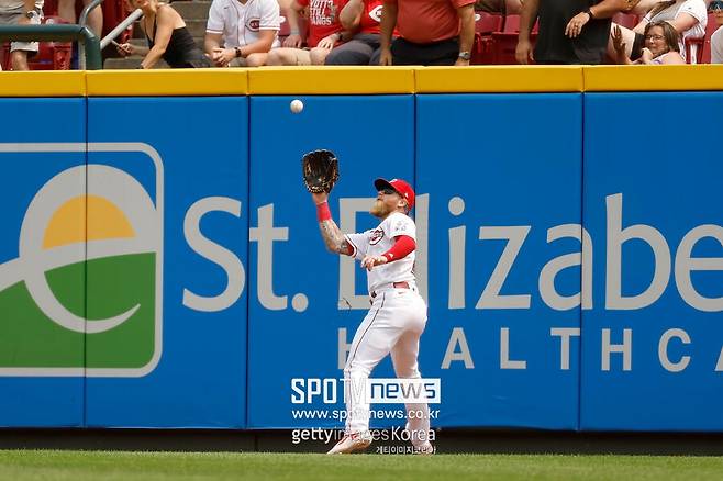 ▲ 라이블리를 돕는 프랠리의 호수비 장면.