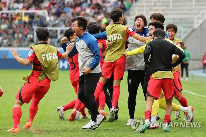 U20 대표팀 '4강이 보인다' (산티아고 델 에스테로=연합뉴스) 임화영 기자 = 4일(현지시간) 오후 아르헨티나 산티아고 델 에스테로 스타디움에서 열린 2023 국제축구연맹(FIFA) 20세 이하(U-20) 월드컵 8강전 한국과 나이지리아의 연장 전반전 경기에서 최석현이 첫 번째 골을 넣자 대표팀 선수들이 기뻐하고 있다. 2023.6.5 hwayoung7@yna.co.kr