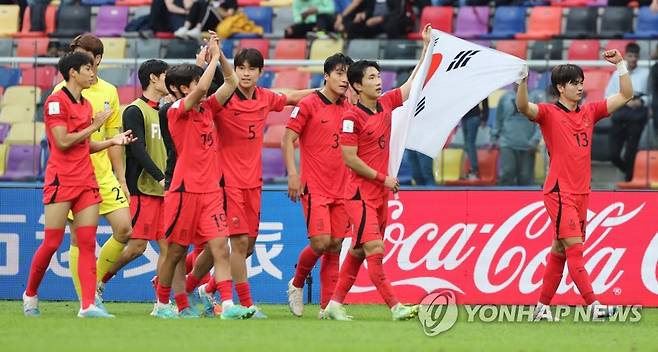 4강이다! (산티아고 델 에스테로=연합뉴스) 임화영 기자 = 4일(현지시간) 오후 아르헨티나 산티아고 델 에스테로 스타디움에서 열린 2023 국제축구연맹(FIFA) 20세 이하(U-20) 월드컵 8강전 한국과 나이지리아의 경기에서 연장전 끝에 1:0으로 승리를 거둔 대표팀 선수들이 태극기를 들고 자축하고 있다. 2023.6.5 hwayoung7@yna.co.kr