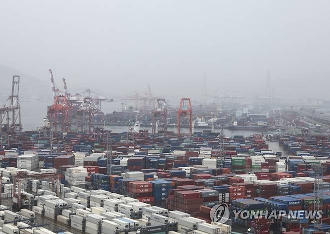부산항 일대가 안개로 말미암아 뿌연 모습을 보이고 있다. [연합뉴스 자료사진]