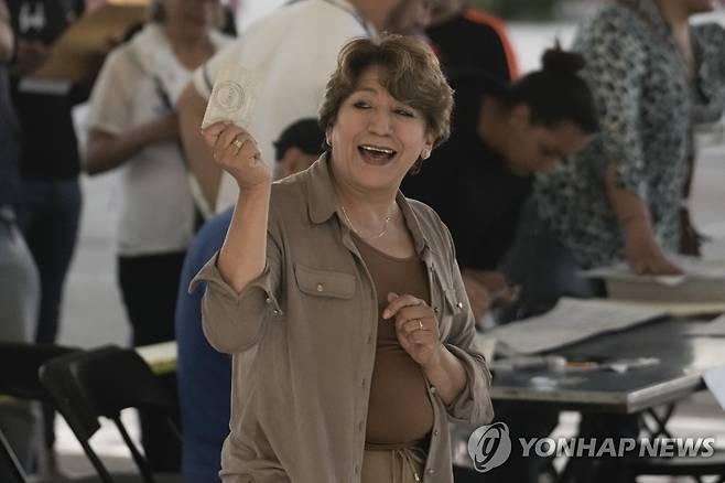 환하게 웃는 델피나 고메스 멕시코 주지사 여당 후보 (텍스코코[멕시코] AP=연합뉴스) 멕시코 여당인 국가재건운동 소속 델피나 고메스 멕시코주 주지사 후보가 4일(현지시간) 멕시코주 텍스코코에 마련된 투표소에서 투표하고 있다. 2023.6.5
