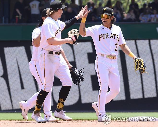 경기에서 승리한 뒤 동료와 환하게 웃고 있는 배지환(오른쪽) [UPI=연합뉴스]