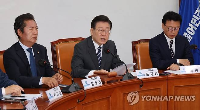 발언하는 이재명 대표 (서울=연합뉴스) 한상균 기자 = 민주당 이재명 대표가 5일 국회에서 열린 당 최고위에서 발언하고 있다. 2023.6.5 xyz@yna.co.kr