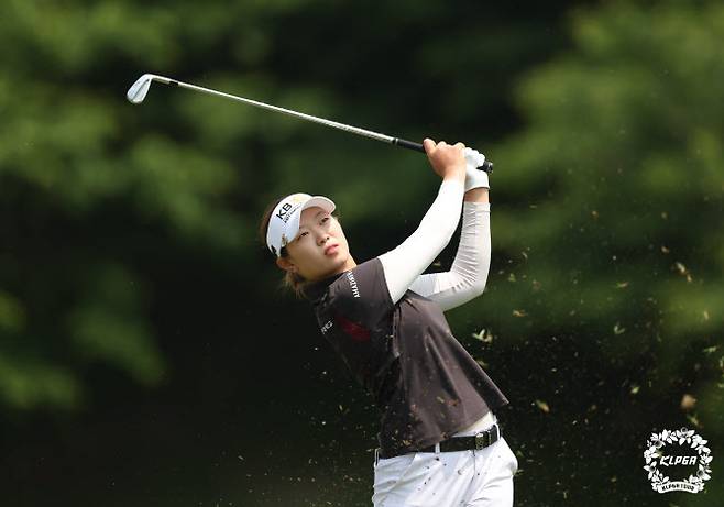 방신실의 아이언 샷(사진=KLPGA 제공)