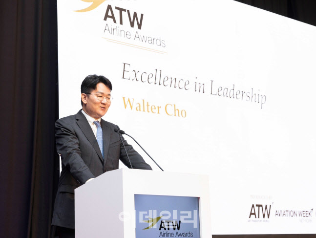 조원태 한진그룹 회장이 2일(현지시간) 튀르키예 이스탄불에서 열린 ATW 시상식에서 ‘2023년 올해의 항공업계 리더십(Excellence in Leadership)‘ 상을 수상한 뒤 소감을 발표하고 있다.(사진=대한항공.)
