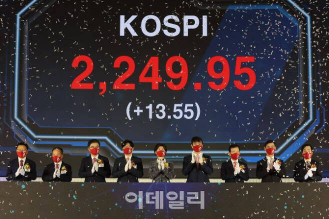 기관 참석자들이 지난 1월2일 서울 여의도 한국거래소에서 열린 ‘2023 신년하례식 및 증권·파생상품시장 개장식’에서 개장신호식을 하고 있다. 왼쪽부터 김환식 코넥스협회장, 이기헌 상장회사협의회 부회장, 손병두 한국거래소 이사장, 김소영 금융위원회 부위원장, 백혜련 국회 정무위원회 위원장, 이복현 금융감독원장, 서유석 금융투자협회장, 장경호 코스닥협회장, 유남규 한국거래소탁구단 감독 모습. (사진=이영훈 기자)