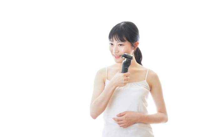 얼굴의 솜털은 자연스러운 현상이다. 피부 상태 등을 고려하지 않고 가정에서 임의로 솜털을 깎으면 부작용을 낳을 수 있다. [사진=게티이미지뱅크]