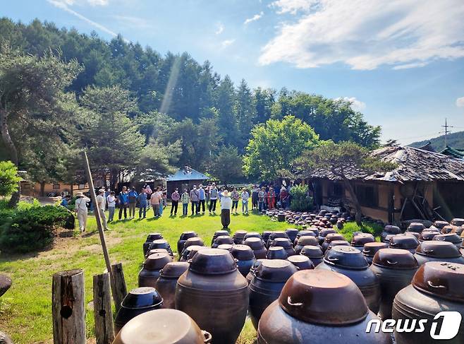 지난 4일 고메트레인 여행객들과 무수촌 촌장이 함께한 된장마을(코레일관광개발 제공).