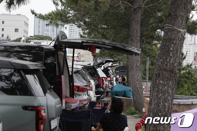 5일 강동 몽돌 해수욕장 주차장에 일명 '차박'을 하는 사람들이 승용차 뒤편에서 음식을 먹는 등 휴식을 취하고 있다.2023.6.6/뉴스1