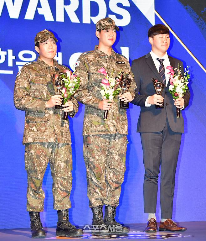 김민규, 이상영, 이원준이 2022년 11월 17일 KBO리그 40주년을 기념하며 열리는 2022KBO리그 어워즈에서 퓨처스리그 투수부문 남부리그 승리상을 수상하고 있다. 웨스틴조선 서울 | 강영조기자kanjo@sportsseoul.com
