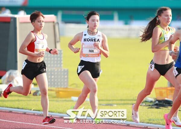 6일 경북 예천스타디움에서 열린 '제20회 예천아시아U20육상경기선수권대회' 여자 3000m 장애물에 출전한 박서연. 사진┃데일리런 제공
