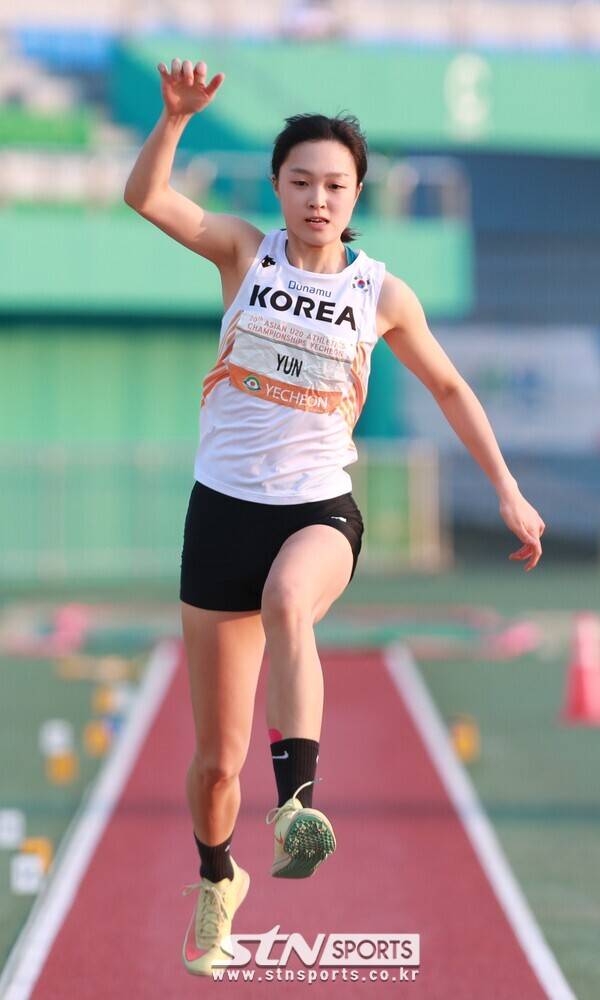 6일 경북 예천스타디움에서 열린 '제20회 예천아시아U20육상경기선수권대회' 여자 세단뛰기에 출전한 윤선유. 사진┃데일리런 제공