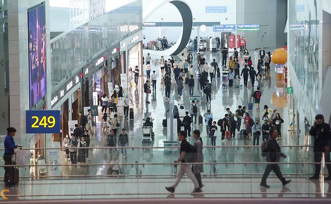 5월 22일 인천국제공항 제2여객터미널에서 여행객들이 면세점을 이용하고 있다. /뉴스1