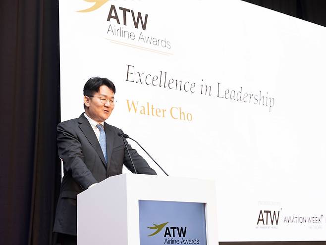 조원태 한진그룹 회장이 2일(현지시각) 튀르키예 이스탄불에서 열린 ATW 시상식에서 ‘2023년 올해의 항공업계 리더십(Excellence in Leadership)' 상을 수상한 뒤 소감을 발표하고 있다./대한항공 제공